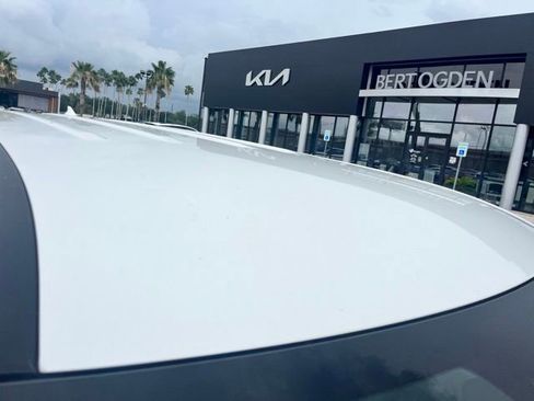 Used 2023 Kia Carnival LX FWD image 7