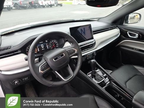 Used 2025 Jeep Compass Limited image 9