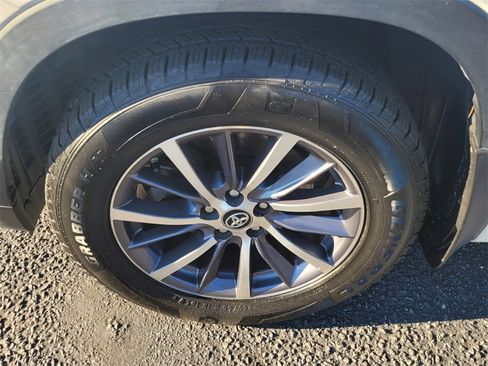 Used 2017 Toyota Highlander XLE image 17