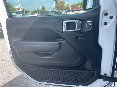 Used 2024 Jeep Gladiator Mojave w/ Convenience Group image 29