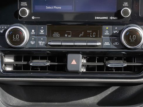 Certified 2022 Toyota Highlander XLE image 39