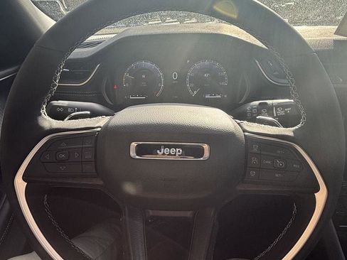 New 2025 Jeep Grand Cherokee Altitude image 11