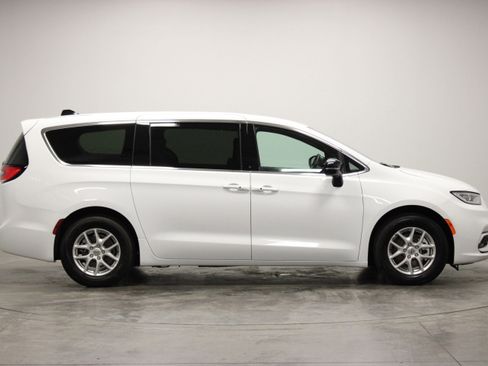 Used 2025 Chrysler Pacifica Select FWD image 9