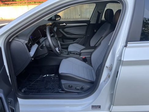Used 2025 Volkswagen Jetta SE FWD image 11