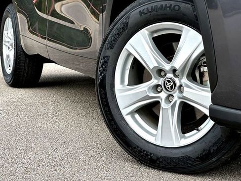 Used 2024 Toyota Highlander LE image 2