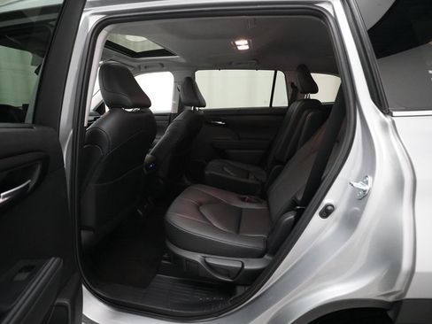 Used 2025 Toyota Highlander XLE AWD/4WD image 16