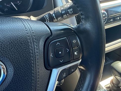 Used 2019 Toyota Highlander XLE image 28