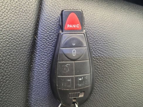 Used 2016 Chrysler Town & Country Touring image 32