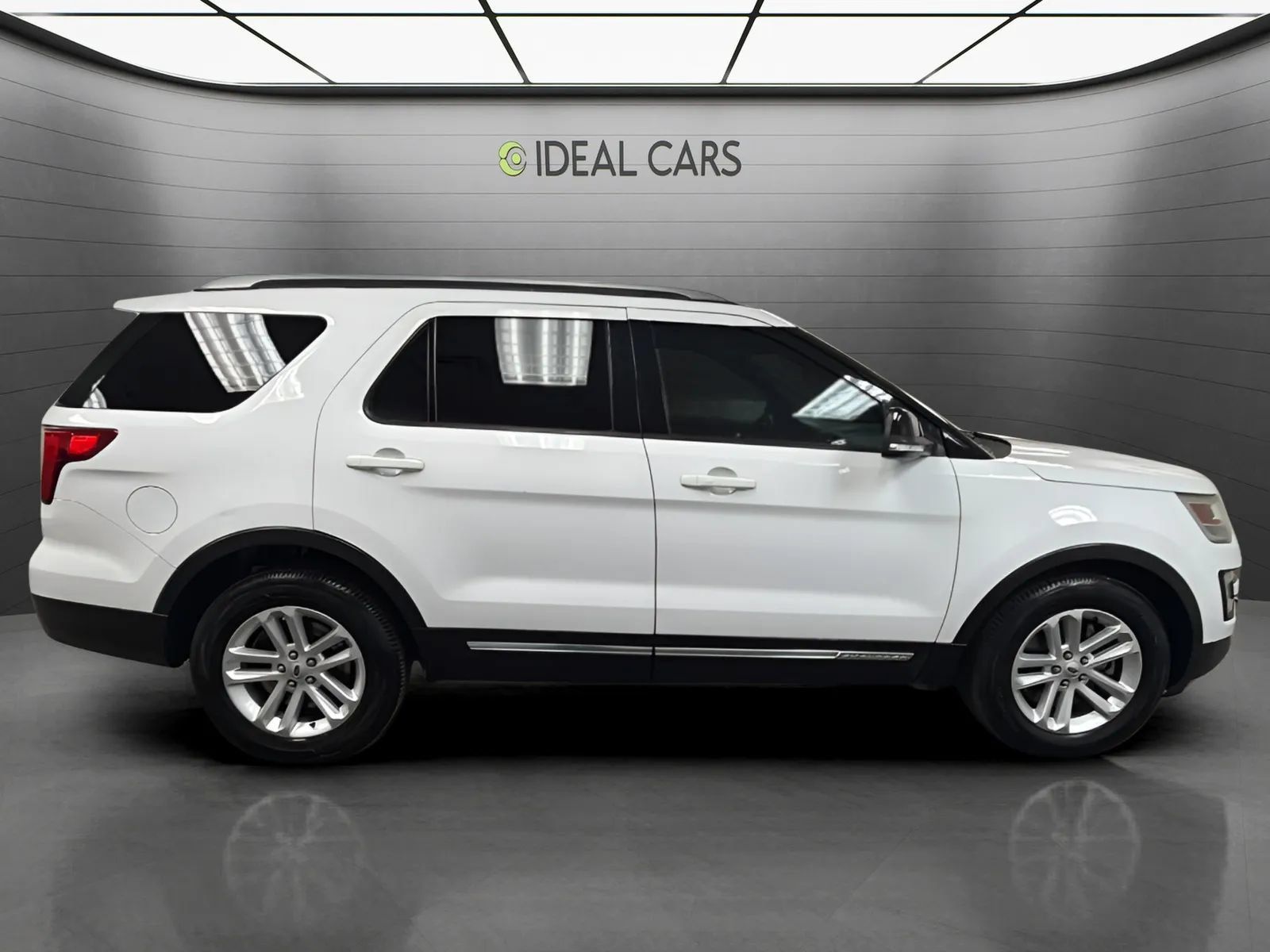 Used 2017 Ford Explorer XLT w/ Equipment Group 202A FWD image 4