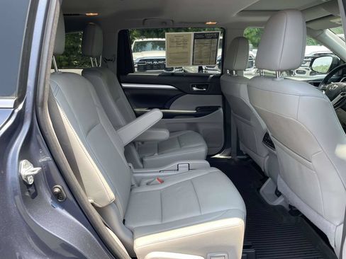 Used 2018 Toyota Highlander XLE FWD image 18