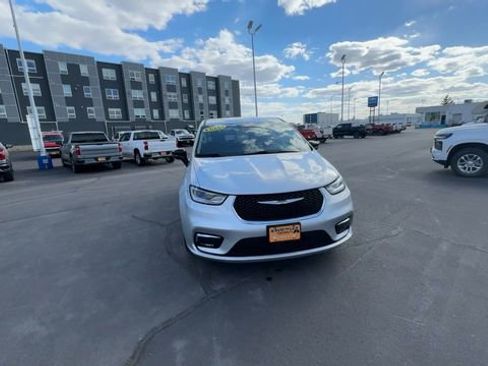 Used 2024 Chrysler Pacifica Touring-L FWD image 4