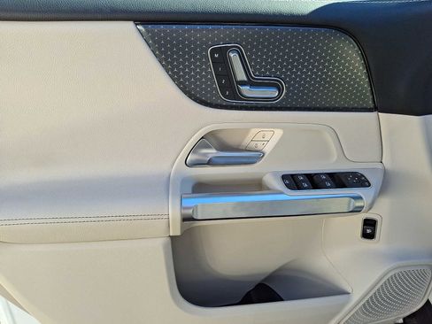 Used 2025 Mercedes-Benz GLB 250 4MATIC image 6