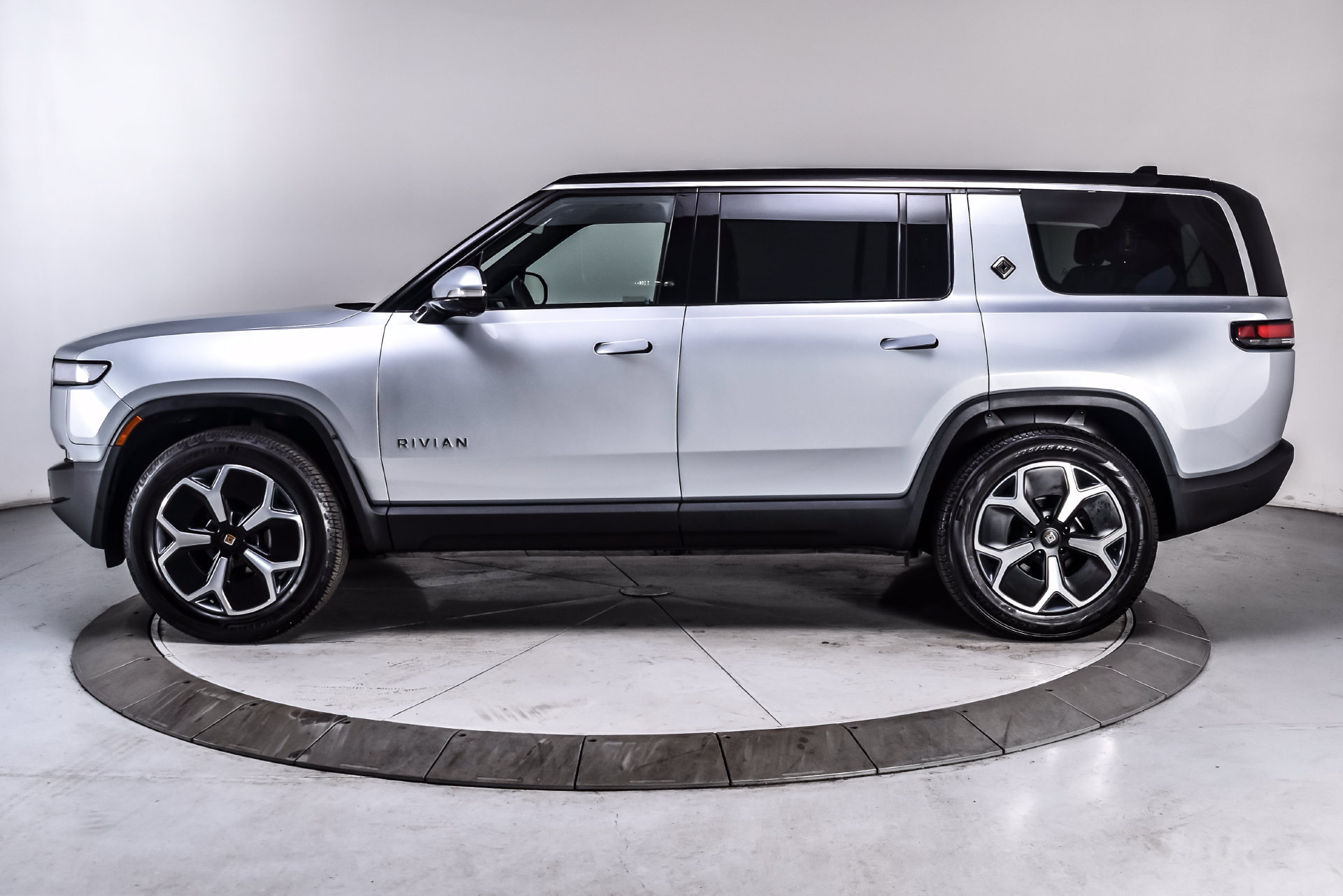 Used 2024 Rivian R1S Adventure Dual AWD/4WD image 3