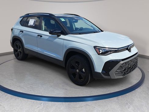 Used 2025 Volkswagen Taos SE AWD/4WD image 3