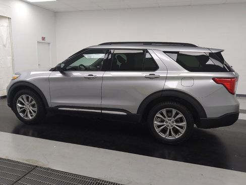 Used 2020 Ford Explorer XLT w/ Equipment Group 202A AWD/4WD image 3