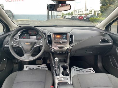 Used 2018 Chevrolet Cruze LT w/ Convenience Package FWD image 18