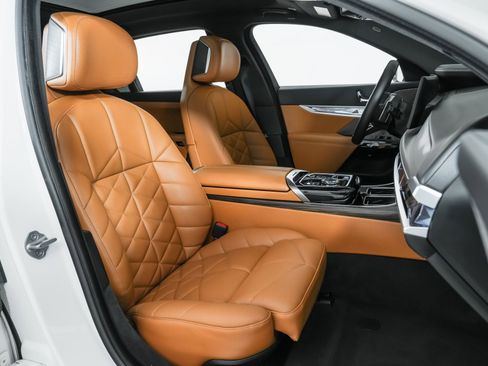 Used 2023 BMW 740i w/ Parking Assistance Package image 25