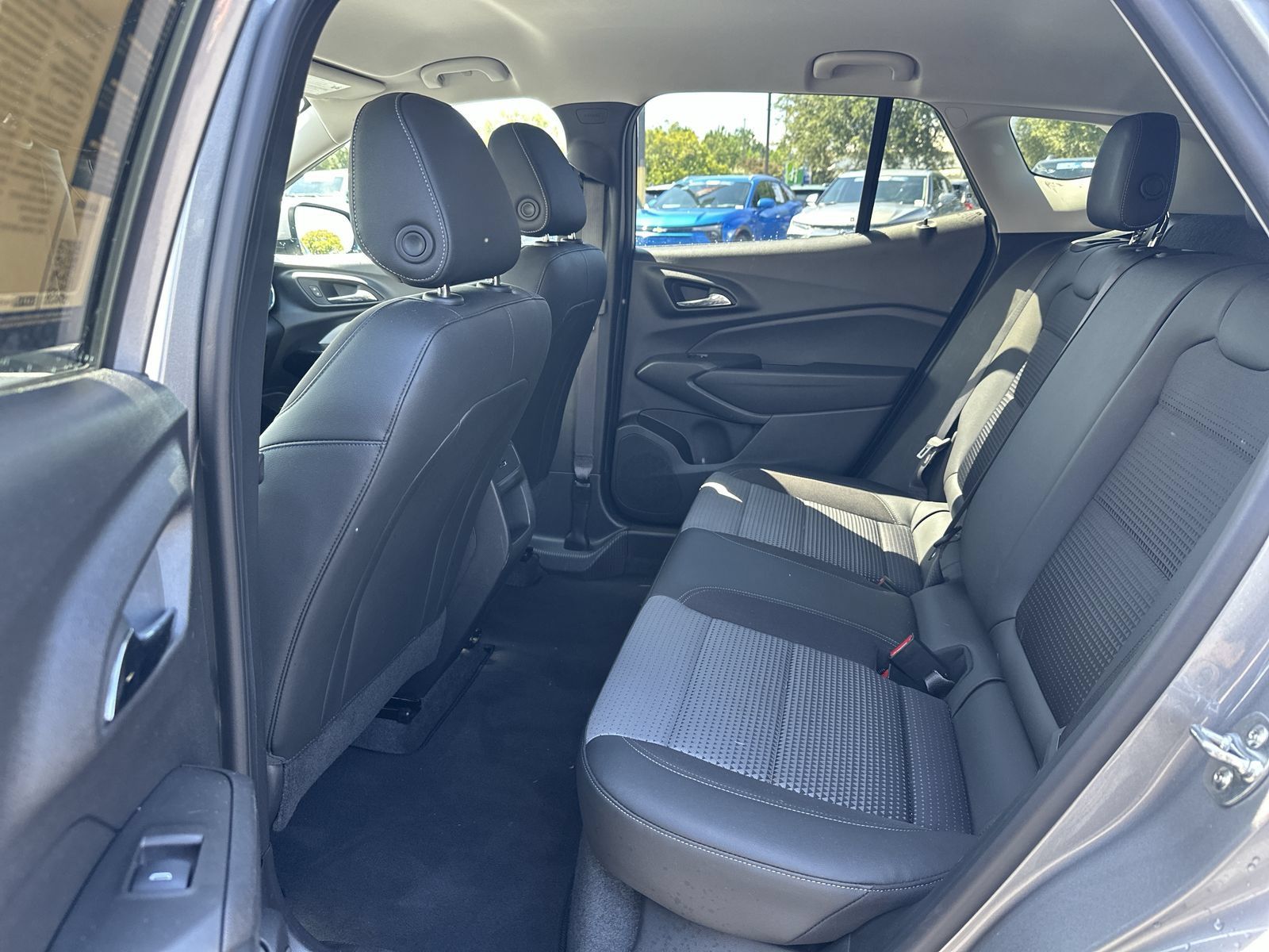 Used 2025 Chevrolet Trax LT w/ LT Convenience Package FWD image 31