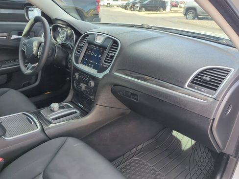 Used 2022 Chrysler 300 Touring w/ Sport Appearance Package image 28