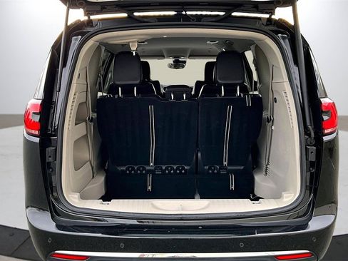 Certified 2024 Chrysler Pacifica Touring-L image 25