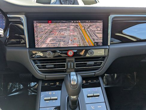 Certified 2025 Porsche Macan image 17