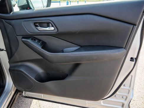 Used 2025 Nissan Rogue SV AWD/4WD image 18