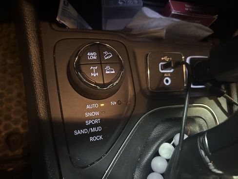 Used 2020 Jeep Cherokee Trailhawk w/ Cold Weather Group image 15