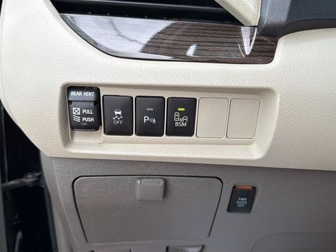 Used 2017 Toyota Sienna XLE w/ XLE Navigation Package FWD image 27