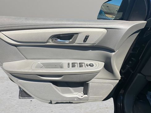 Used 2016 Chevrolet Traverse LT w/ Style and Technology Package FWD image 18