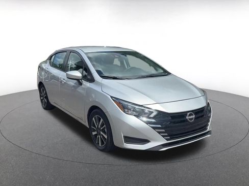 Used 2025 Nissan Versa SV FWD image 2