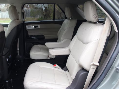 Used 2020 Ford Explorer Platinum w/ Premium Technology Package image 27