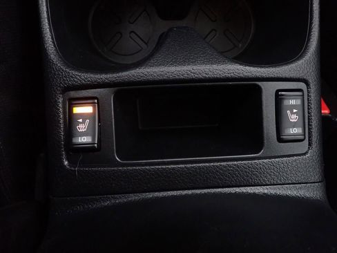 Used 2017 Nissan Rogue SV image 4