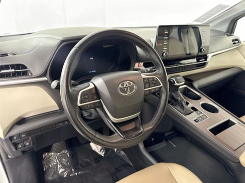 Certified 2023 Toyota Sienna XLE image 4