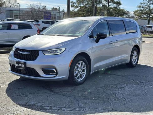 Used 2024 Chrysler Pacifica Touring-L image 23