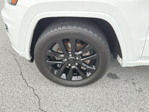 Used 2018 Jeep Grand Cherokee Altitude AWD/4WD image 13
