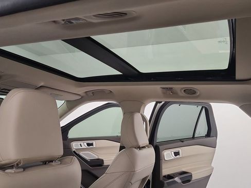 Used 2023 Ford Explorer Platinum w/ Premium Technology Package image 16