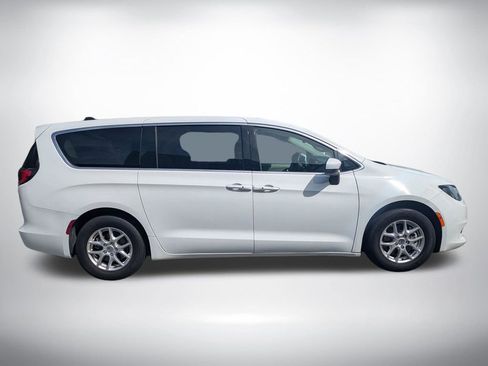 Used 2023 Chrysler Voyager LX FWD image 2