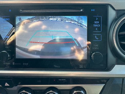 Used 2018 Toyota Tacoma SR5 AWD/4WD image 14