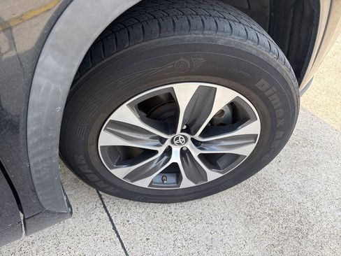 Used 2021 Toyota Highlander XLE FWD image 16