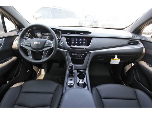 New 2025 Cadillac XT5 Luxury image 9