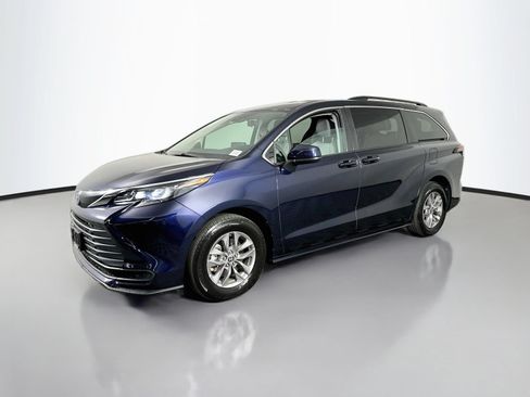 Used 2024 Toyota Sienna LE AWD/4WD image 3