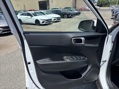 Used 2024 Hyundai Venue SE FWD image 36