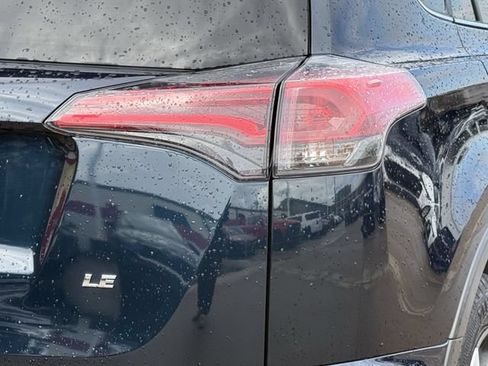 Used 2018 Toyota RAV4 LE FWD image 7