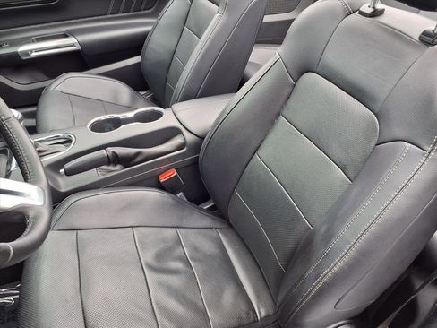 Used 2017 Ford Mustang Premium image 3