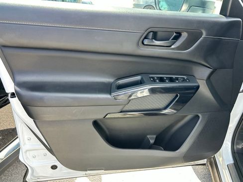 Certified 2025 Nissan Pathfinder SV w/ SV Premium Package FWD image 19