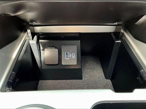 Used 2022 Ford Explorer Platinum w/ Technology Package image 16