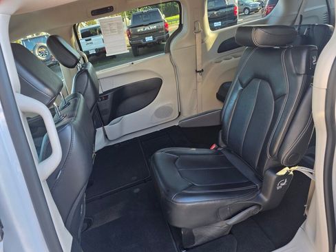 Used 2024 Chrysler Pacifica Touring-L image 28