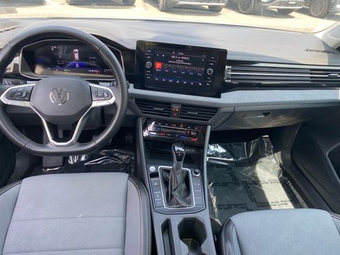 Certified 2025 Volkswagen Jetta SE w/ Sunroof Package FWD image 11