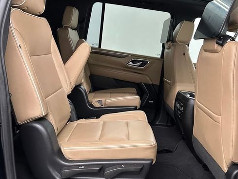 Used 2022 Chevrolet Suburban Premier w/ Premium Package AWD/4WD image 33