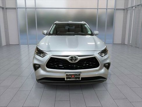 Certified 2025 Toyota Highlander XLE image 3